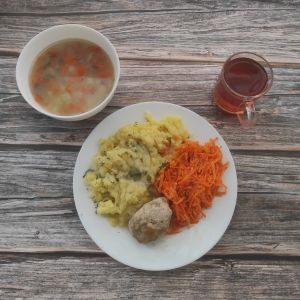 Zdjęcia przedstawiają Dietę podstawową:  Jarzynowa z zacierką Ziemniaki z koperkiem gotowane Pulpet drobiowy Sos pietruszkowy Sur&oacute;wka z marchwi i jabłka Kompot owocowy z jabłkami